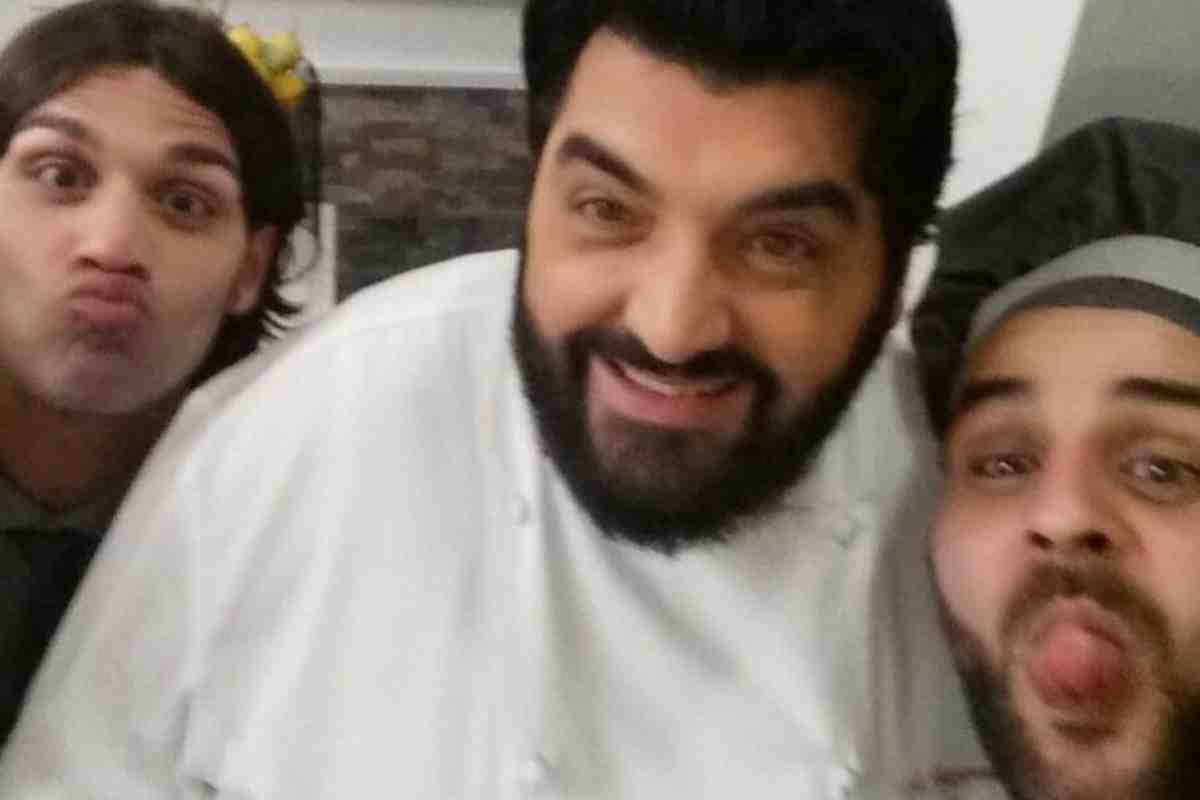 un selfie di Antonino Cannavacciuolo con lo staff del Ristoro dei vip