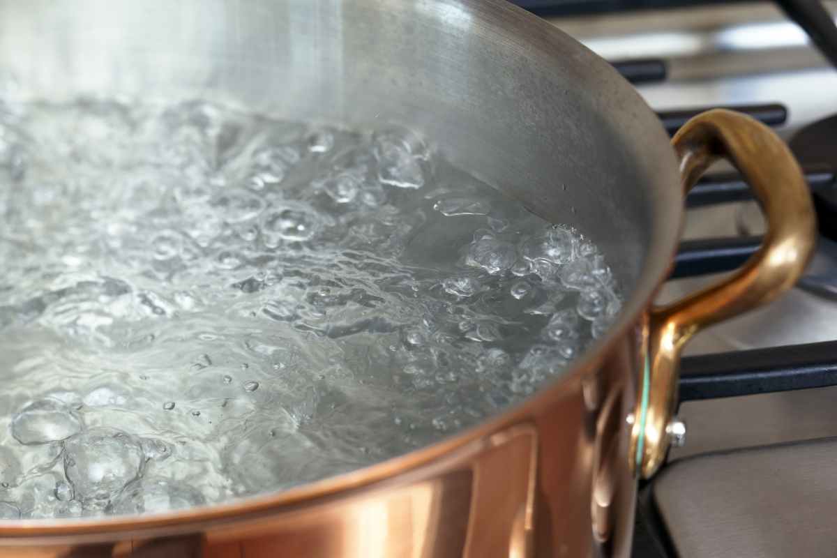 acqua bolle nella pentola