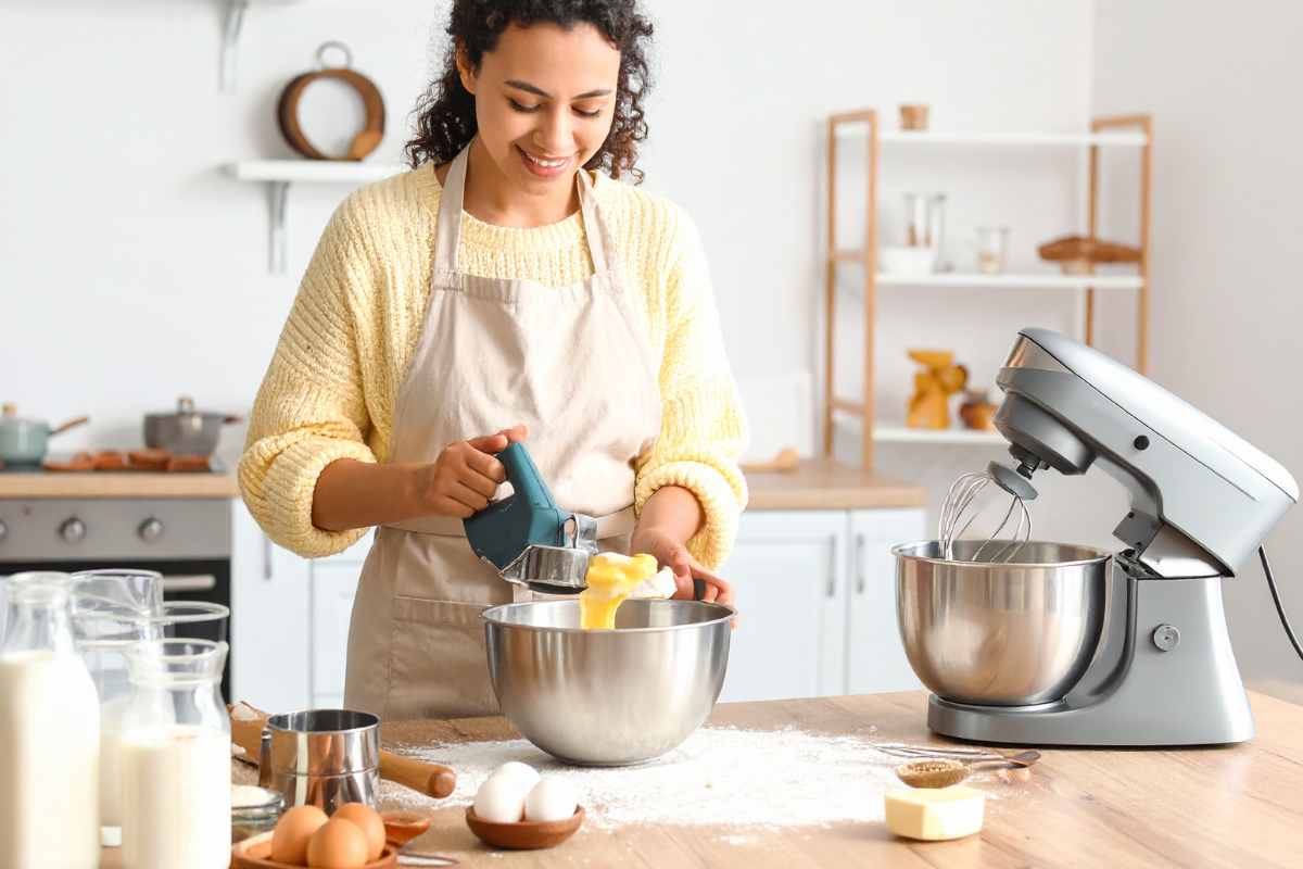 ragazza che prepara impasto