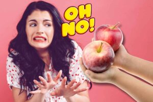 donna spaventata, grafica oh no, mani con mele